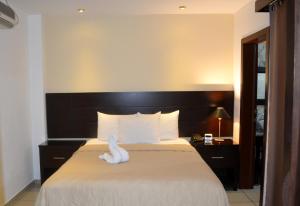 圣萨尔瓦多佛罗伦萨游客区别墅酒店的酒店客房,配有一张白色天鹅床