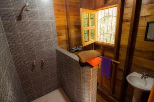 埃尔莱马特Alice Guesthouse的带淋浴和盥洗盆的浴室