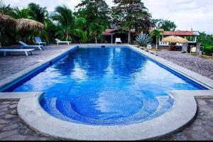 AltagraciaEl Mirador Ecológico, Ometepe的度假村内的大型蓝色游泳池