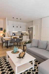 纳夫普利翁Vida Residential Apartments的客厅配有沙发和桌子