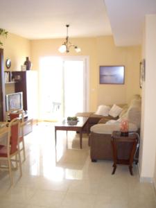 贝莱斯exclusivo Atico en primera línea de playa的客厅配有沙发和桌子