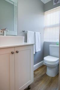 西萨默塞特Brookshill - Protea suite的浴室配有白色水槽和卫生间。