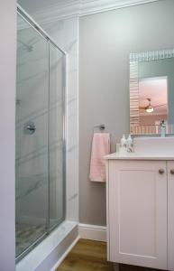 西萨默塞特Brookshill - Protea suite的一间带玻璃淋浴和水槽的浴室