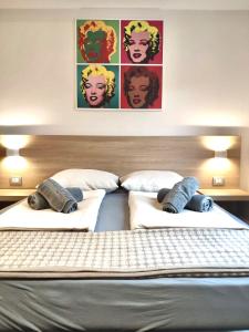 沃尔姆斯Kriemhilde Dependance的卧室内的两张床,墙上挂着海报