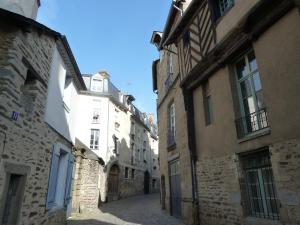 雷恩Le Point d'Orgue的一座拥有石头建筑的古镇小巷