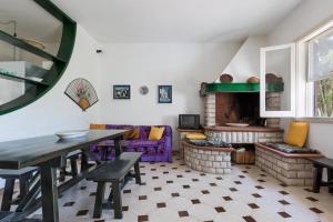普罗斯西托角Villa Fede的客厅配有桌子和壁炉