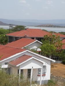Ol KokweSandai Resort Lake Baringo的白色房子,有红色屋顶