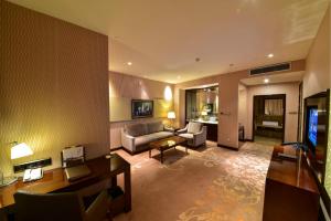 北京北京日坛宾馆的带沙发和电视的大型客厅