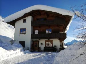 图克斯Himmenhof的山中积雪覆盖的房子