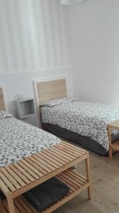 阿科Appartamento caneve的两张睡床彼此相邻,位于一个房间里