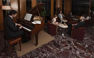 安卡拉最佳酒店的一群人坐在钢琴周围