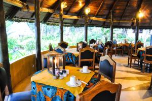 Axim安考布拉海滩度假酒店的配有桌椅的用餐室