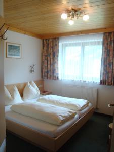 萨尔巴赫Haus Zirmblick的卧室在窗户前配有一张大床