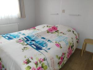 比伦Chalet Seazon R23的卧室里一张鲜花盛开的床