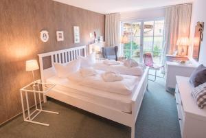 伊塞尔恩哈根奥斯彩特酒店的卧室配有白色的床和窗户。