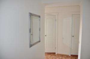 苏梅Apartments Theatre Shepkina 2 room的镜子在房间的白色墙上