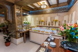 布哈拉库卡尔多什精品酒店 的一间在客房内提供自助餐的餐厅