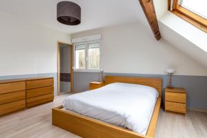 考普瓦利4 Bedroomed Near Disneyland Paris的一间卧室设有一张床和一个窗口