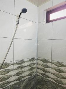 库塔伊西Papazo的浴室内配有淋浴和头顶淋浴