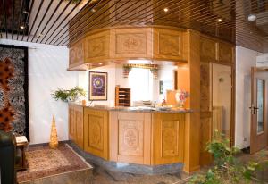 艾珀伯恩加尔尼中央酒店的一间厨房,里面设有大型木制岛屿