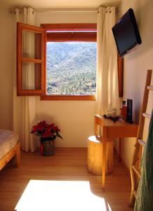 Puebla de BenifasarHotel La Tinensa的客房设有山景窗户。