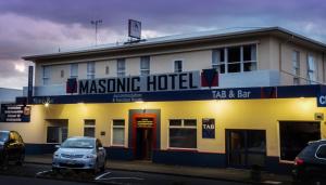 北帕默斯顿Masonic Hotel的一间马西诺酒店,前面设有停车场