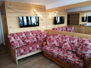 艾姆拉普拉涅Plagne AIME 2000 Ski Apartments的一间房间里,有一堆沙发