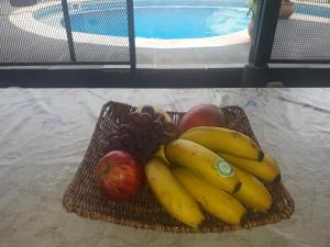 伊瓜苏港Sentirse en casa的坐在桌子上的一篮水果