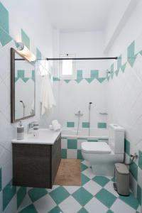 斯卡拉Syriti Studios的一间带卫生间和水槽的浴室