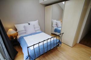 伦敦SW4 Apartment Clapham Common的一间小卧室,配有一张床和镜子