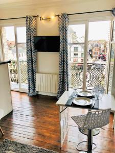 特鲁瓦Le cœur de Troyes - Appartement & Studio的一间带桌子的客厅和一个阳台
