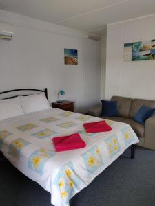 坎贝尔港萨默斯休憩酒店的一间卧室配有一张大床和一张沙发