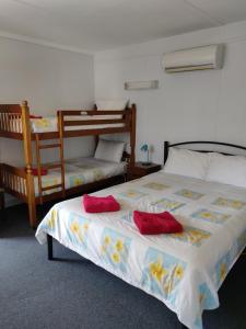 坎贝尔港萨默斯休憩酒店的一间卧室配有两张双层床和红色枕头