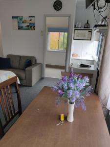 坎贝尔港萨默斯休憩酒店的客厅桌子上的紫色花瓶