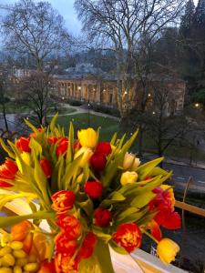 巴登-巴登Reichel-Appartements的桌子上一束鲜花