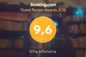 墨西哥城Villa Alfonsina的读取黄色数字的客人评语奖的标志