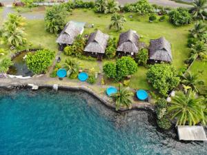 Pueu派佑村酒店的享有带游泳池的度假村的空中景致
