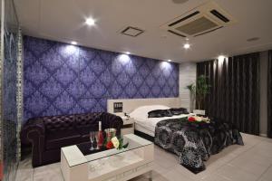 冈山Hotel agehA cinq boutique (Adult Only)的酒店客房,配有床和沙发