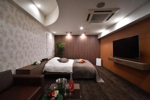 Hotel agehA cinq boutique (Adult Only)的电视和/或娱乐中心