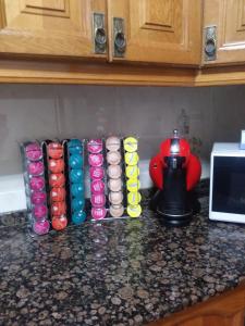 波图加莱特Apartamento La Villa的厨房柜台上的各种彩色杯子