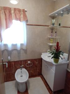 法扎纳MARILENA的一间带卫生间、水槽和窗户的浴室