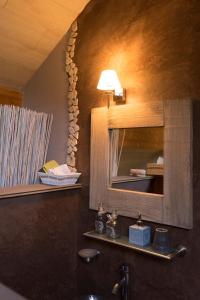 LeignonGîte de Corbion的一间带水槽和镜子的浴室