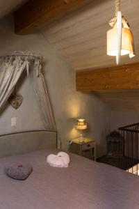 LeignonGîte de Corbion的一间卧室配有一张带天蓬和灯的床