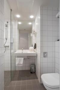 奥斯陆Thon Partner Hotel Ullevaal Stadion的一间带水槽、卫生间和淋浴的浴室