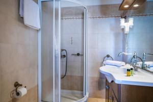 费斯卡尔德宏Authentic Suites in Fiscardo (Archontiko)的带淋浴和盥洗盆的浴室