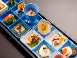 神户奥之细道日式旅馆的装满不同种类寿司的托盘