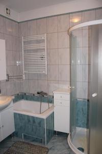 奥帕提亚Rooms Alida的带浴缸、淋浴和盥洗盆的浴室