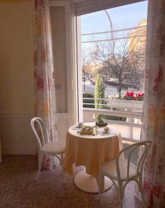 圣阿尔坎杰洛-迪罗马涅B&B Romeo的窗户客房内的桌椅