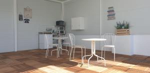 科尼尔-德拉弗龙特拉伊莎贝尔的角落旅馆的一间厨房,内设白色的桌椅