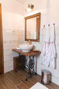 ÉrpatakZsindelyes Cottage的一间带水槽和镜子的浴室